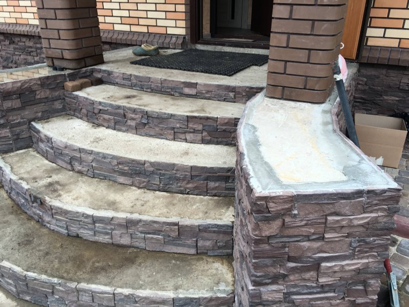 Крыльцо для частного дома из бетона полукругом