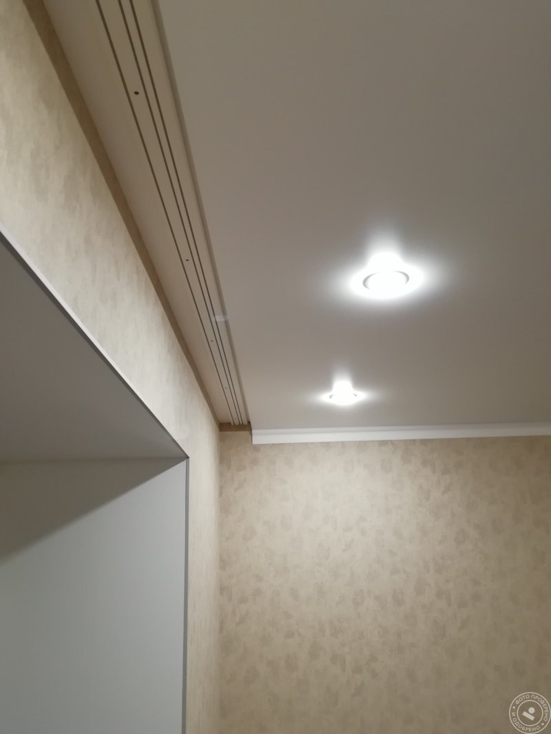 Натяжной потолок с нишей для карниза