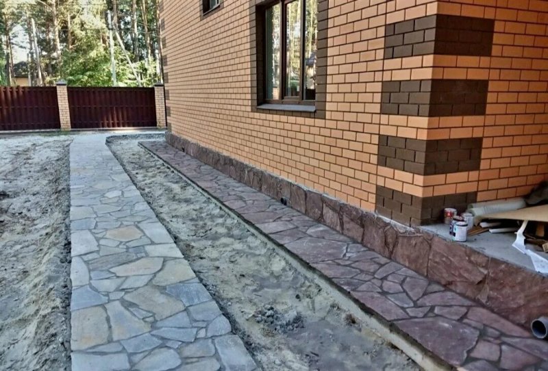 Отмостка вокруг дома из тротуарной плитки