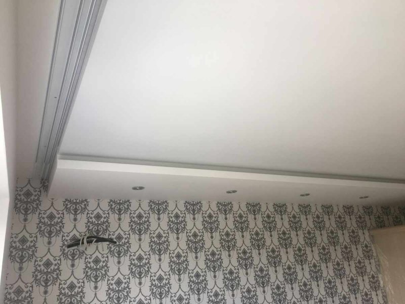 Потолок натяжной с нишей для штор