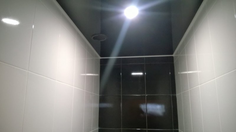 Натяжной потолок в туалете