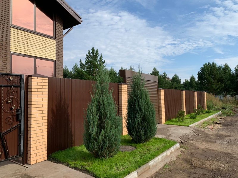 Забор из профлиста с кирпичными столбами