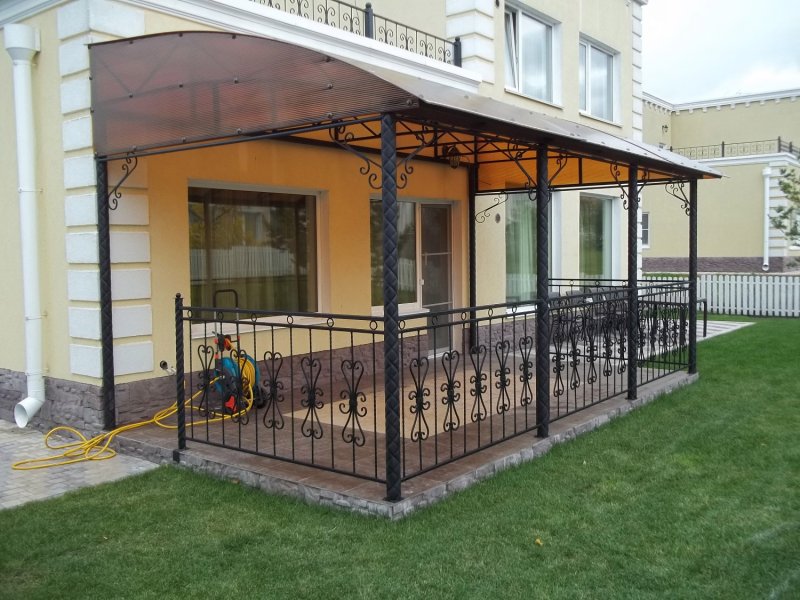 Крыльцо с навесом для частного дома из металла