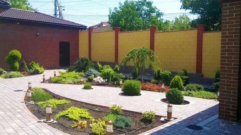 Ландшафтный дизайн двора частного дома