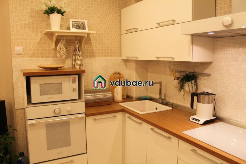 Кухня с бежевой столешницей