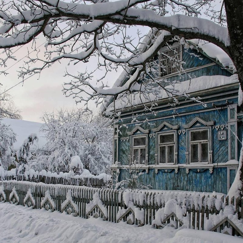 Деревенский дом зимой