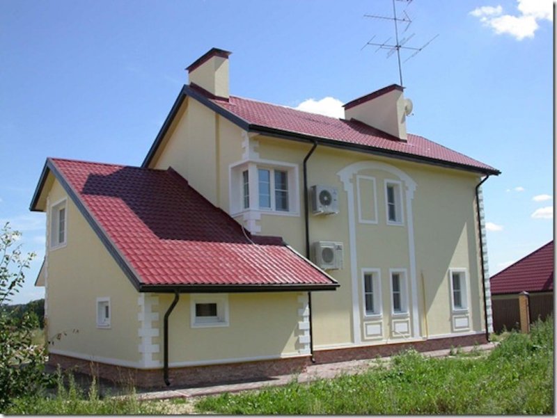 Дом с бордовой крышей