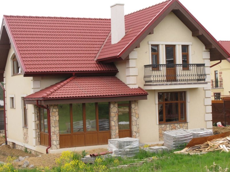 Дом с красной крышей
