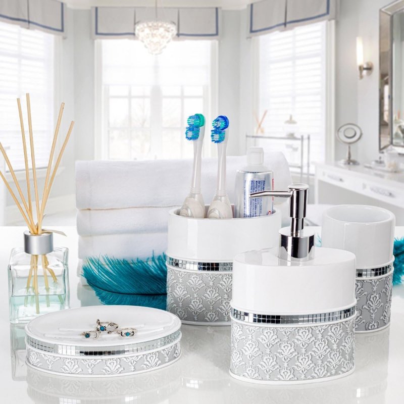 Bathroom accessory set