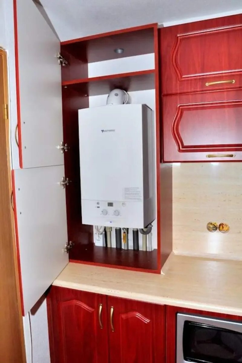 Дизайн кухни с газовым котлом на стене