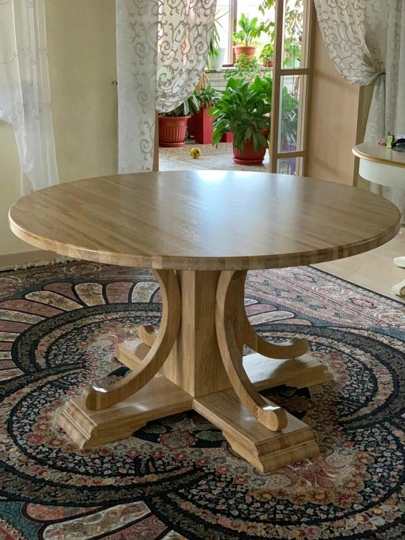 Круглый стол из дерева