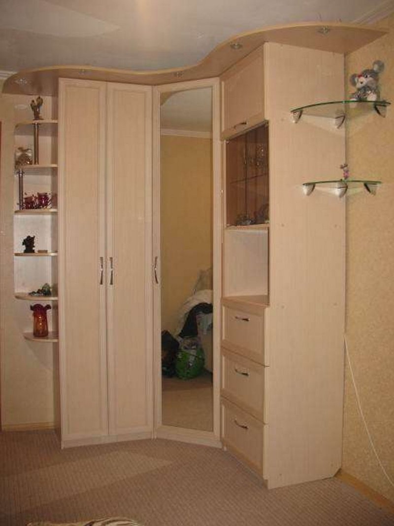Угловая стенка в спальню