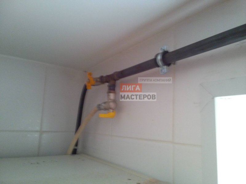 Газовая труба на кухне