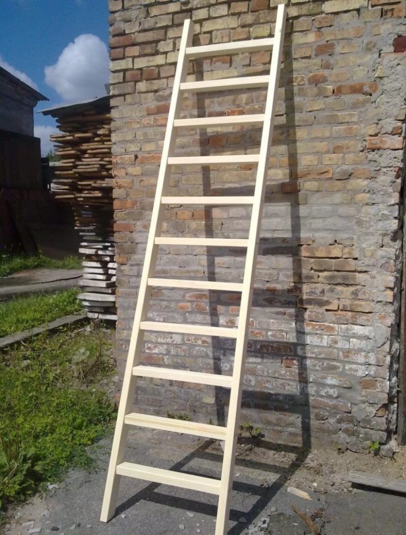 Приставная деревянная лестница