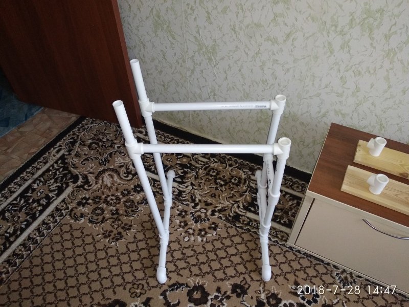 Вешалка напольная из полипропиленовых труб