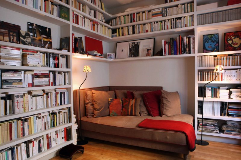 Книжные стеллажи в интерьере