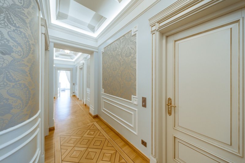 Молдинги для стен в интерьере прихожей
