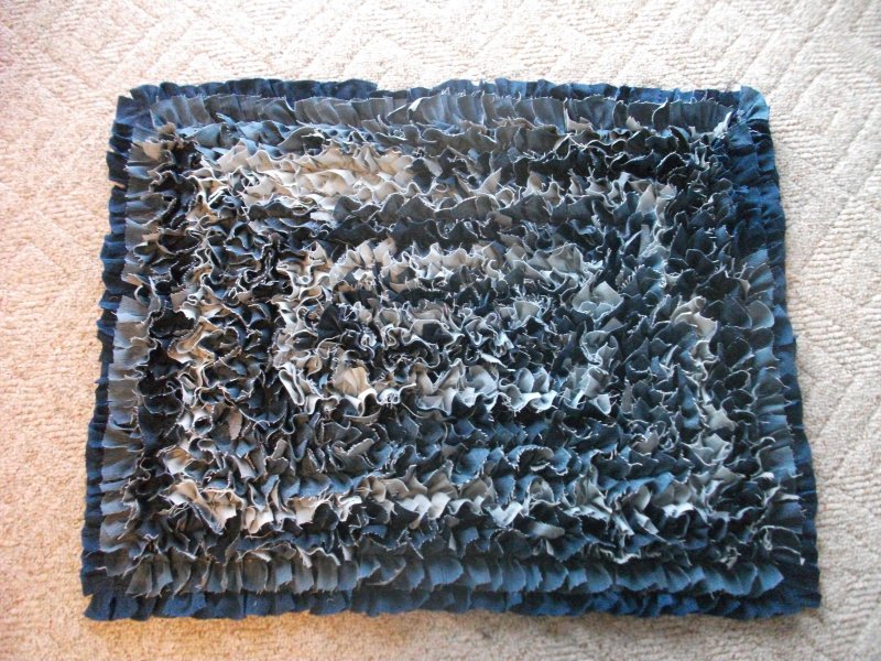 Коврик из старых джинсов