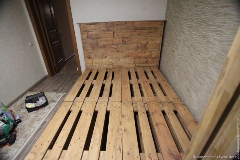 Кровать из европаллетов в лофт стиле