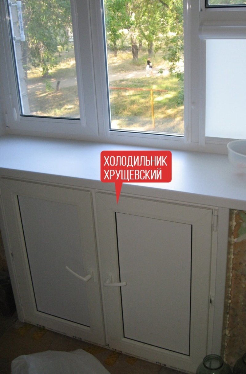 Зимний холодильник под окном хрущевский