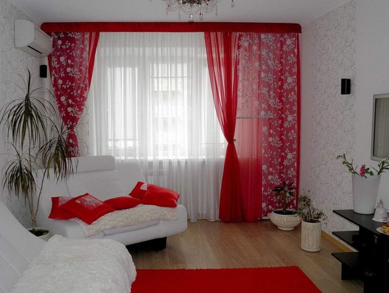 Красные шторы в интерьере
