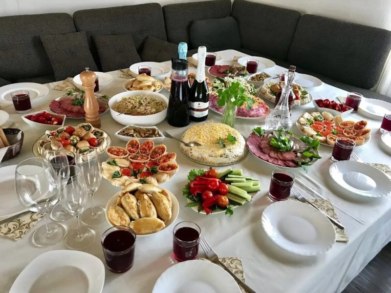 Накрытый праздничный стол