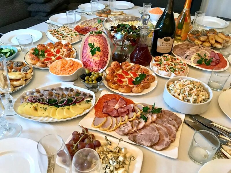 Накрытый праздничный стол
