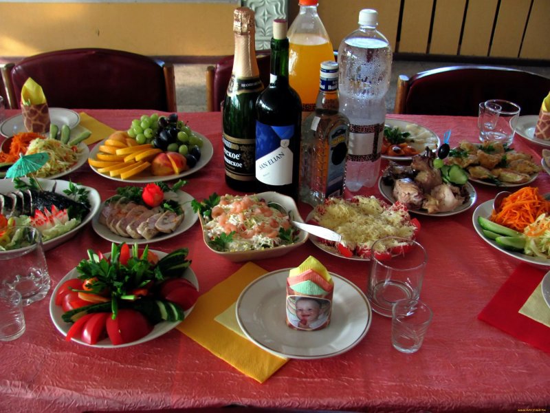 Накрытый стол с едой и алкоголем