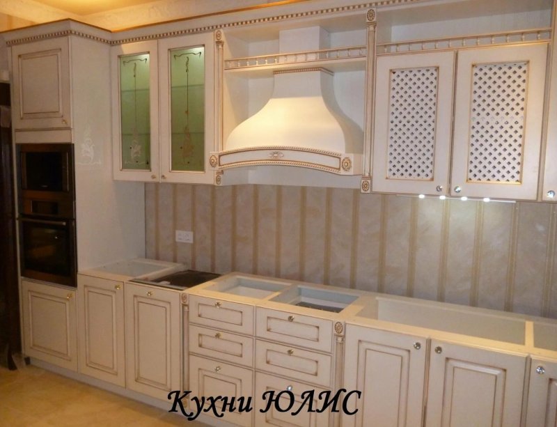 Кухня классика светлая с патиной