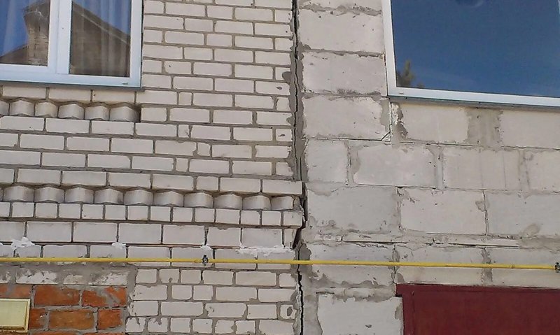 Трещина в кирпичной стене