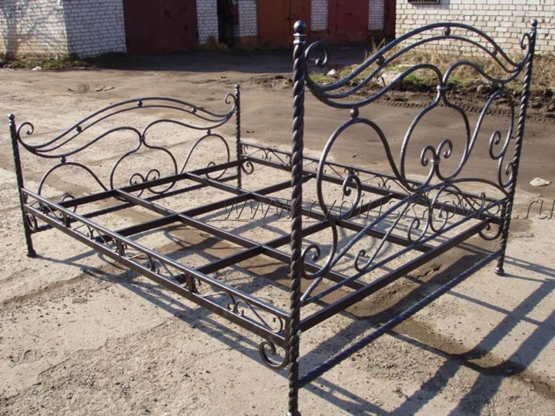 Кованая кровать