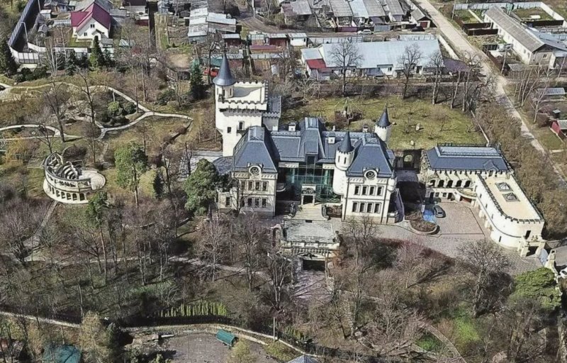Замок аллы пугачевой и максима галкина в подмосковной деревне грязь
