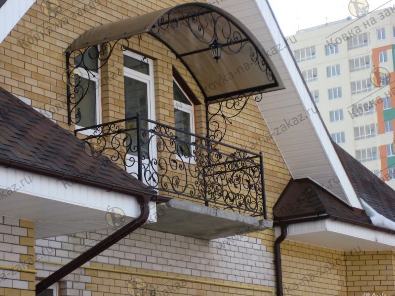 Кованые козырьки над крыльцом