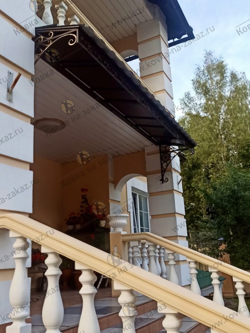 Кованые козырьки над крыльцом