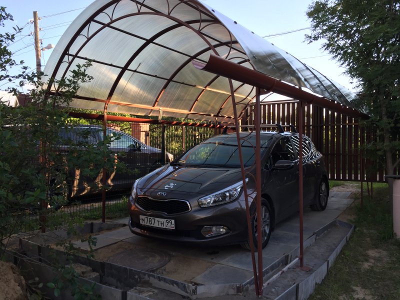 Навес для автомобиля из поликарбоната