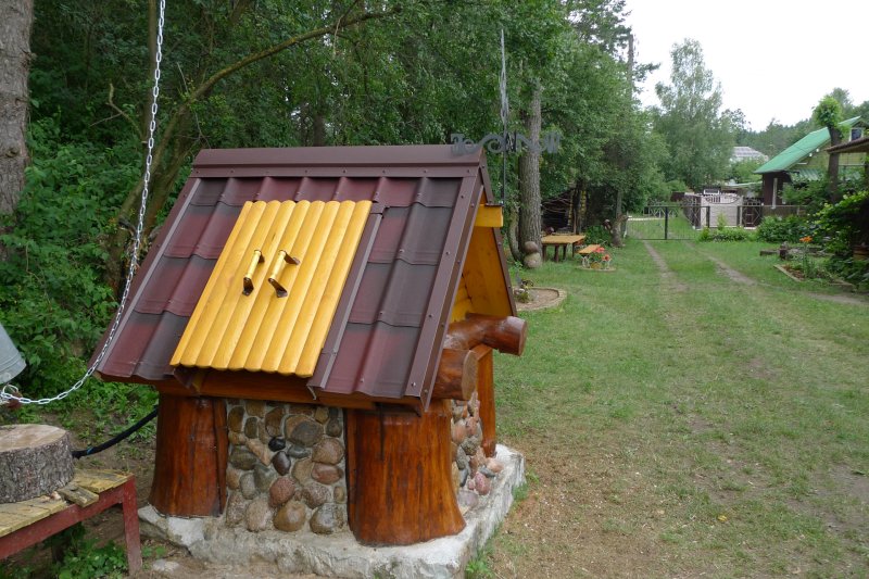 Украшение колодца на даче