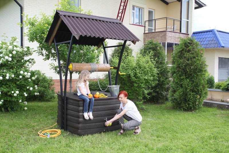 Красивый колодец на даче