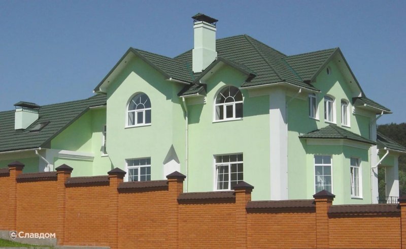 Дома с зеленой крышей