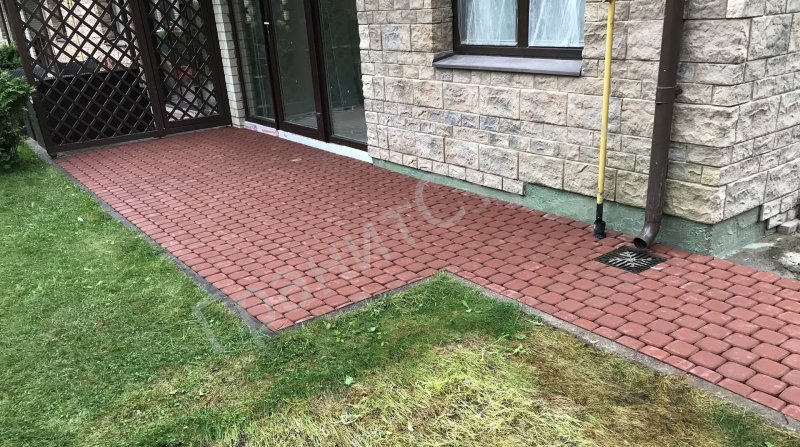 Отмостка вокруг дома из тротуарной плитки