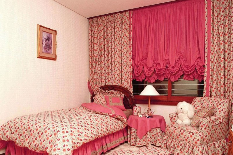 Короткие шторы в спальне