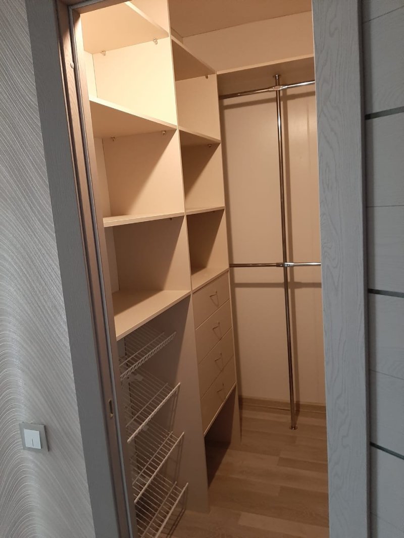 Маленькие гардеробные комнаты из кладовки