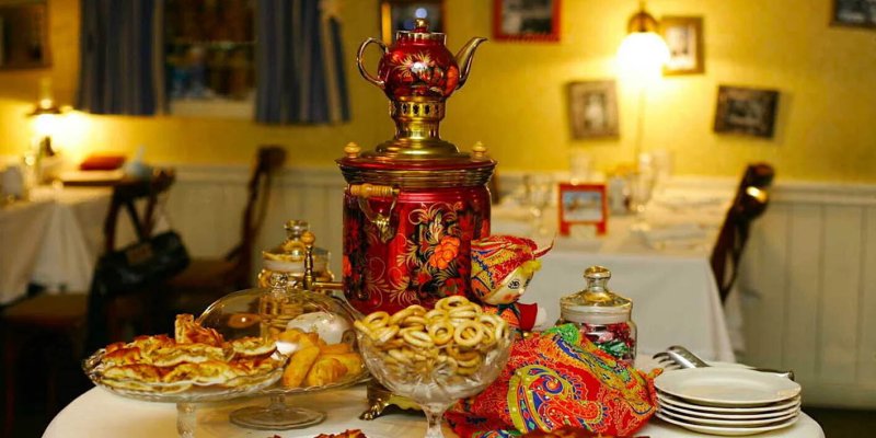 Чайный стол с самоваром