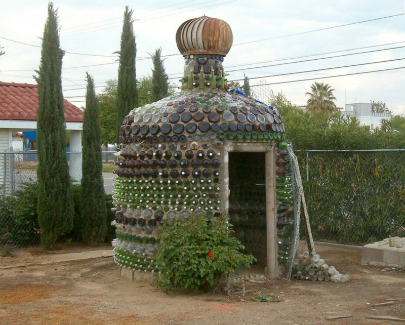 Дом из бутылок