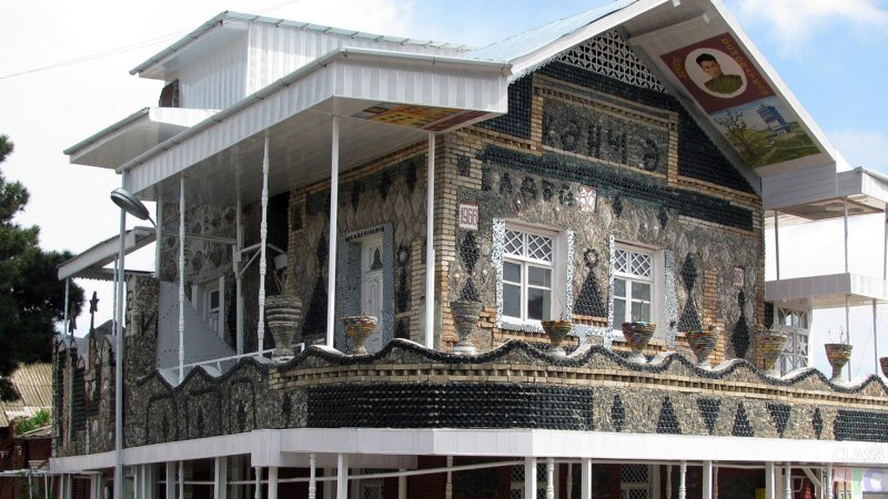 Бутылочный дом в гяндже