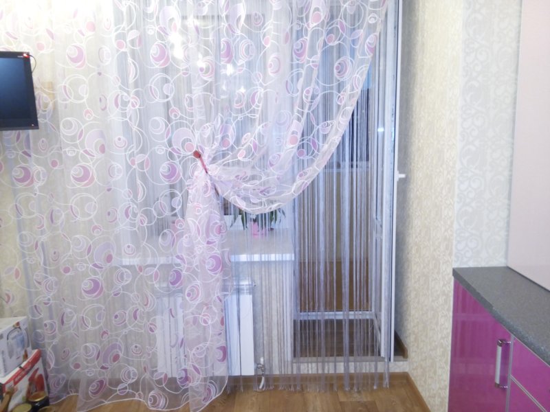 Нитяные шторы в интерьере кухни