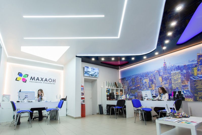Натяжной потолок в офисе