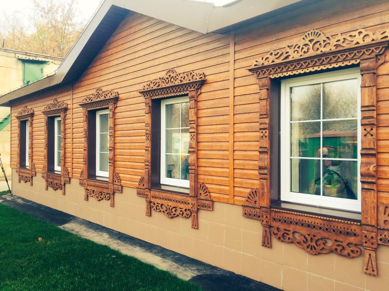Деревянный дом с резными наличниками