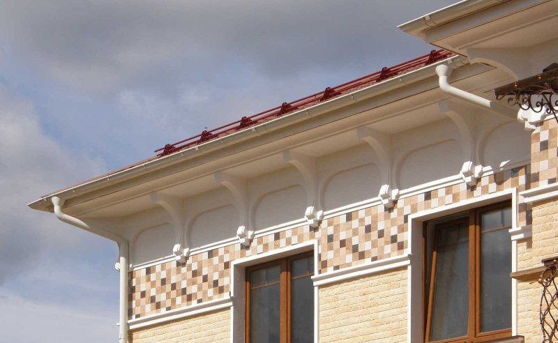 Карниз на фасаде