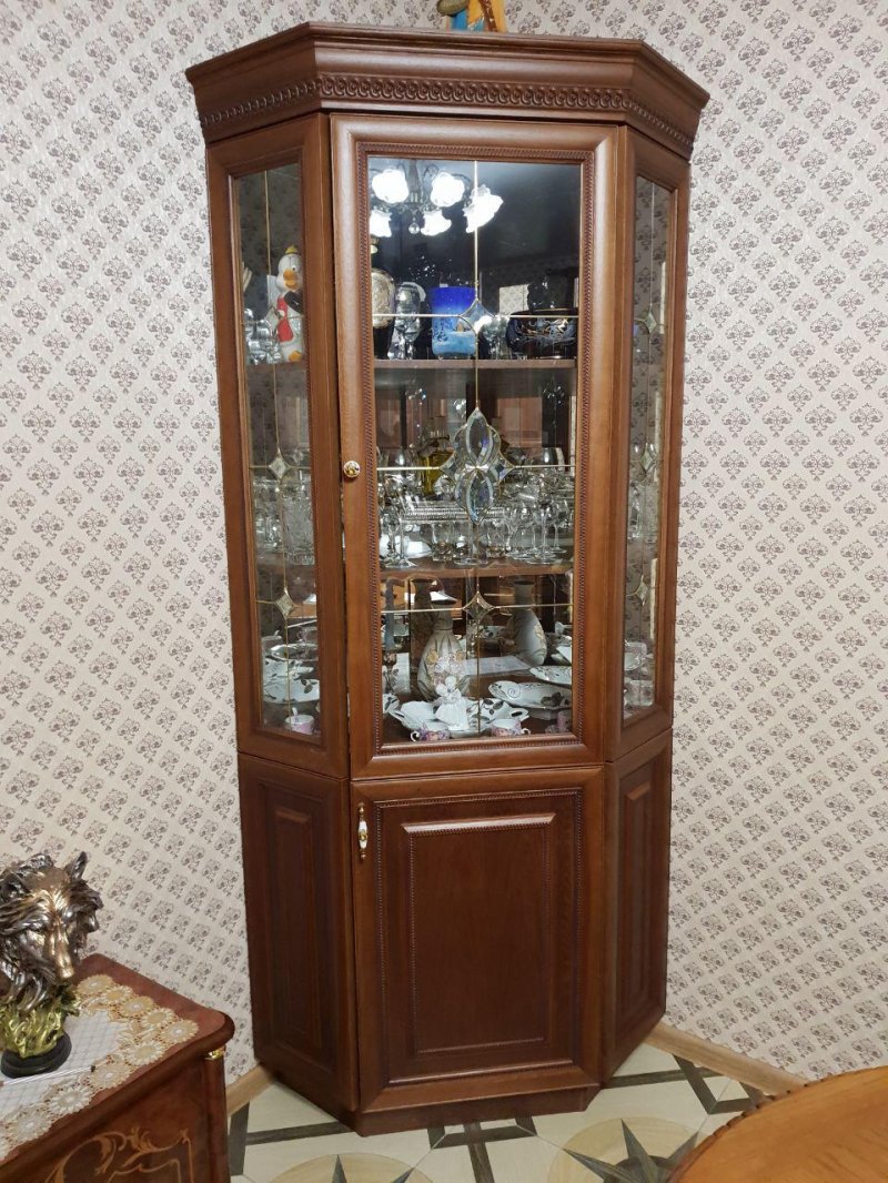 Витрина угловая для гостиной
