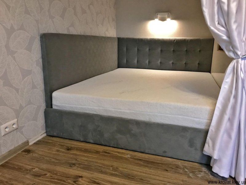Кровать со спинкой